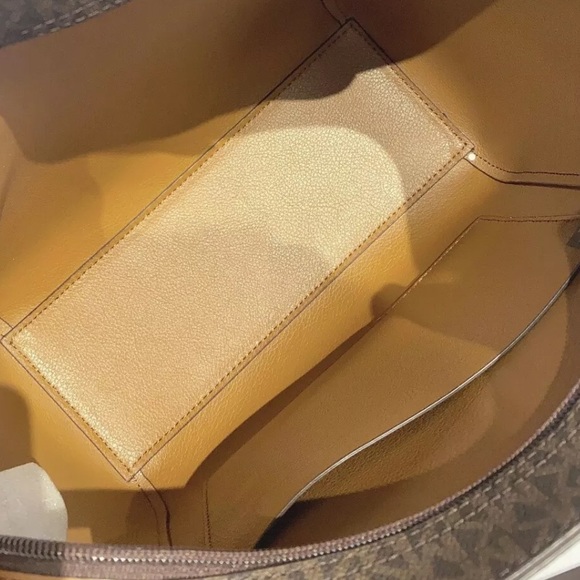 Michael Kors Signature Large Tote Wallet SET - Picture 5 of 5